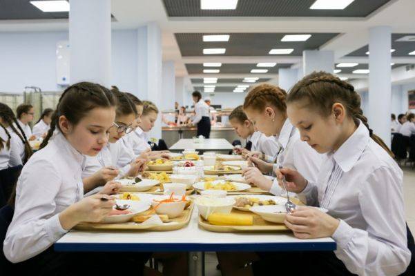 С 1 сентября для российских школьников введено бесплатное горячее питание