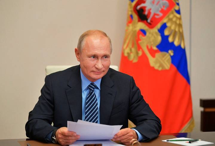 Владимир Путин поздравил школьников и студентов с Днем знаний и попросил соблюдать ковид-ограничения