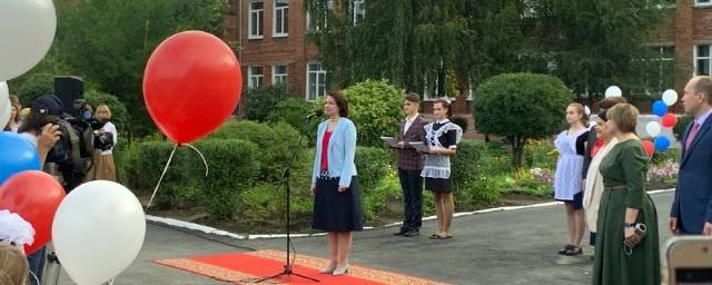 Мэр Омска Оксана Фадина посетила торжественную линейку в школе №40