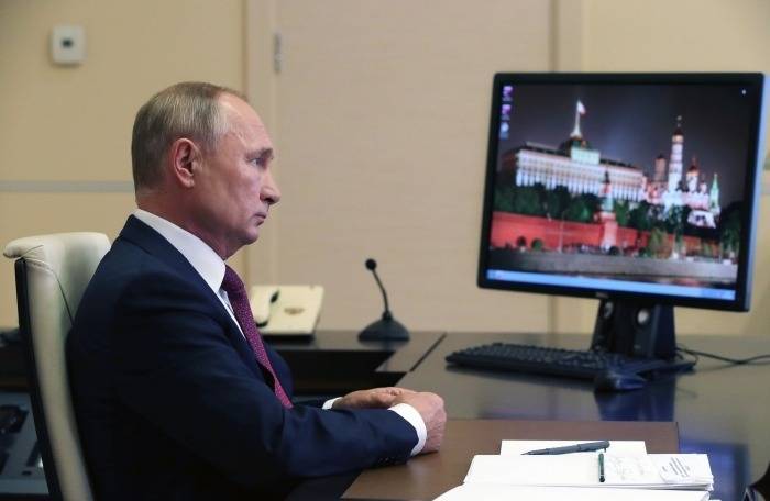 Путин: в России не планируют переводить школу в онлайн