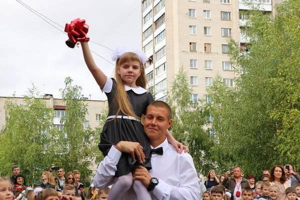 Почти 4 тысячи первоклассников впервые переступили школьный порог в Смоленске