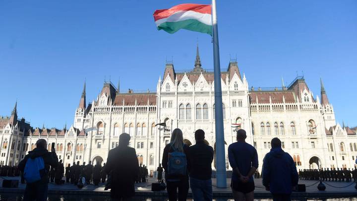 Еврокомиссия требует от Венгрии открыть границы внутри Шенгена