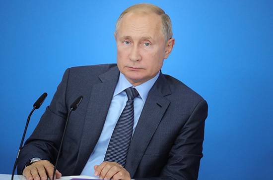 Путин поддержал идею конкурса эссе об истории семей
