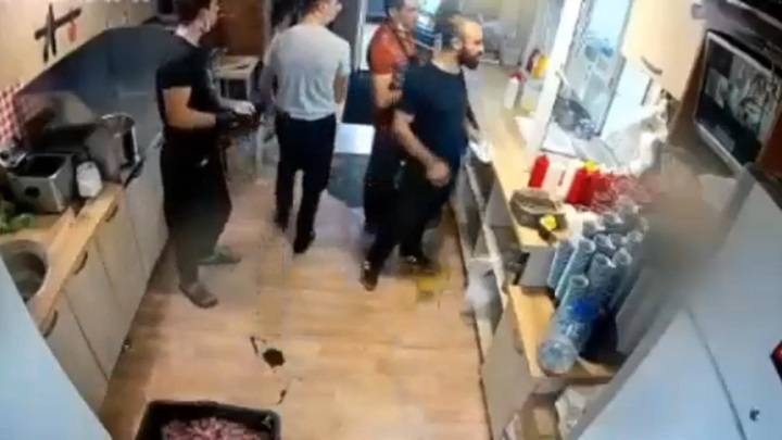 Вооруженное нападение на торгующий шаурмой ларек в Татарстане попало на видео