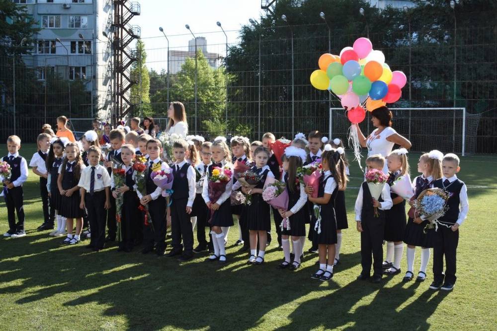 1 сентября линейки в школах Воронежа прошли без родителей первоклассников