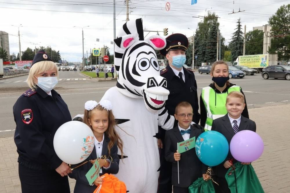 Костромские автоинспекторы поздравили школьников с Днем знаний