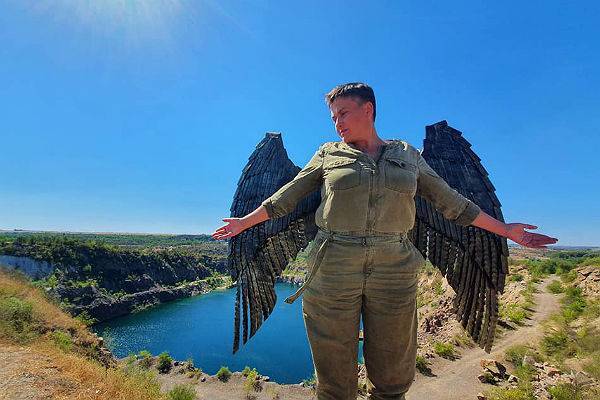 «Не взлетит!» В Сети высмеяли фото Надежды Савченко с крыльями
