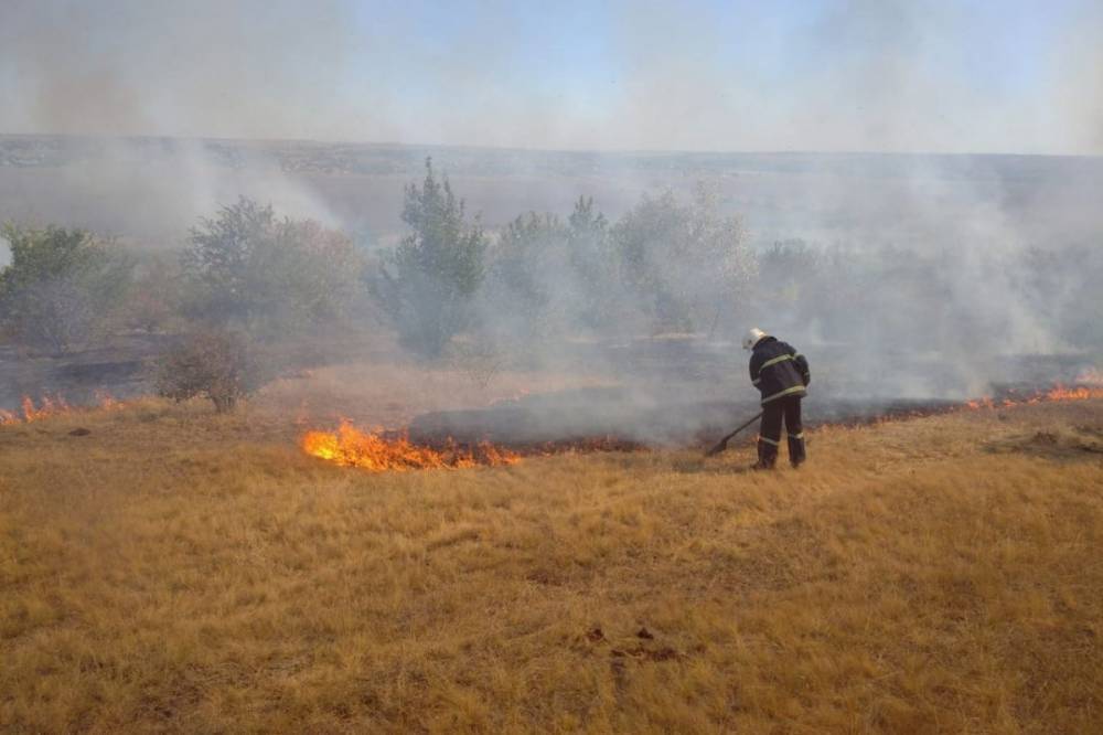 На Донбассе во время тушения пожара прогремел взрыв, ранен спасатель