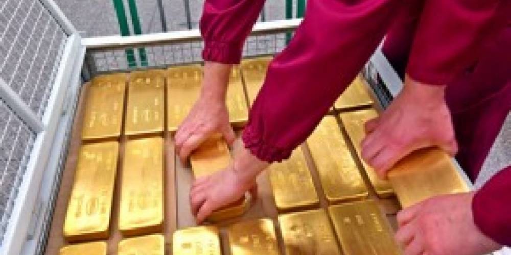 Перед «отравлением» Навального ЦБ рекордно вывозит золото