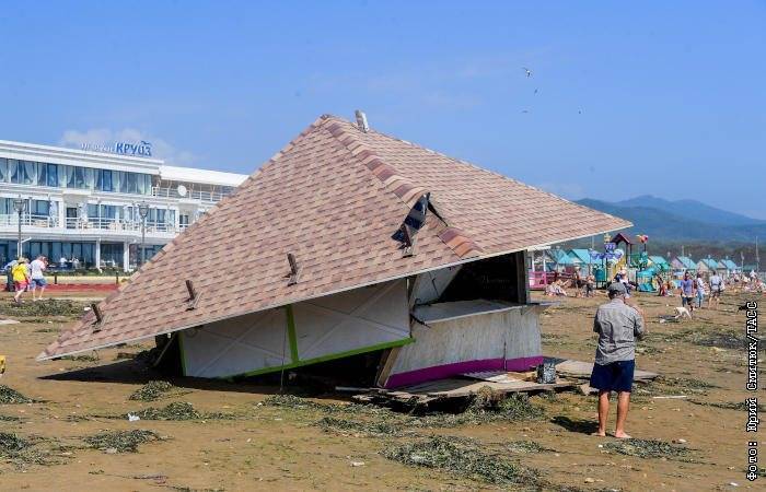 Власти Приморья выплатят по 300 тыс. рублей семьям погибших во время тайфуна "Майсак"