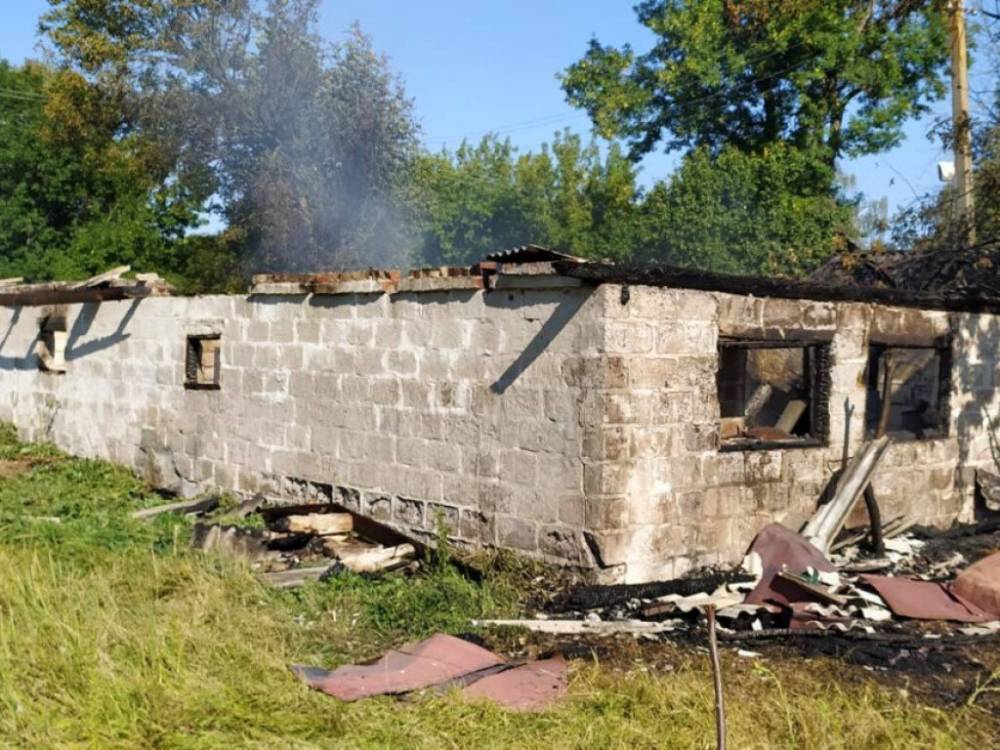 Курила в сарайчике: в Сумской области возле сгоревшего помещения нашли труп женщины