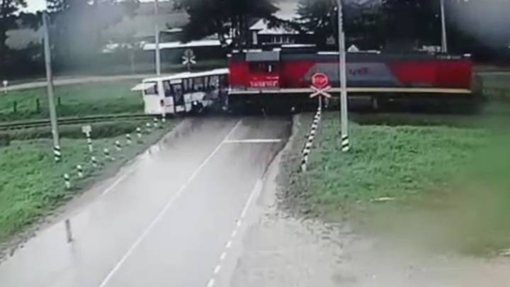 "Автобус-самоубийца" въехал под поезд, но обошлось без жертв. Видео