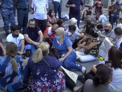 Полиция не позволила провести сидячую акцию протеста на лестницах перед зданием Правительства Армении