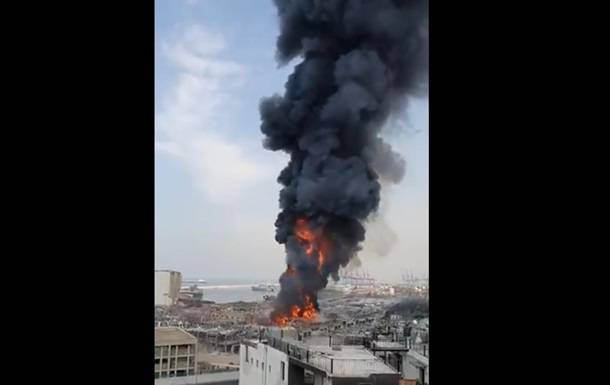 В порту Бейрута начался сильнейший пожар