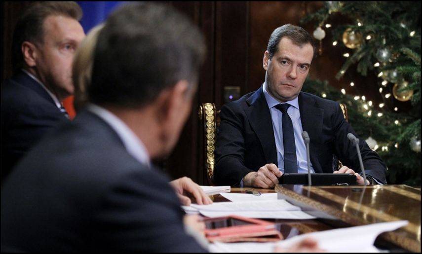 «Чтобы бедные не бузили»: Хазин объяснил, зачем Медведев предложил ввести базовый доход