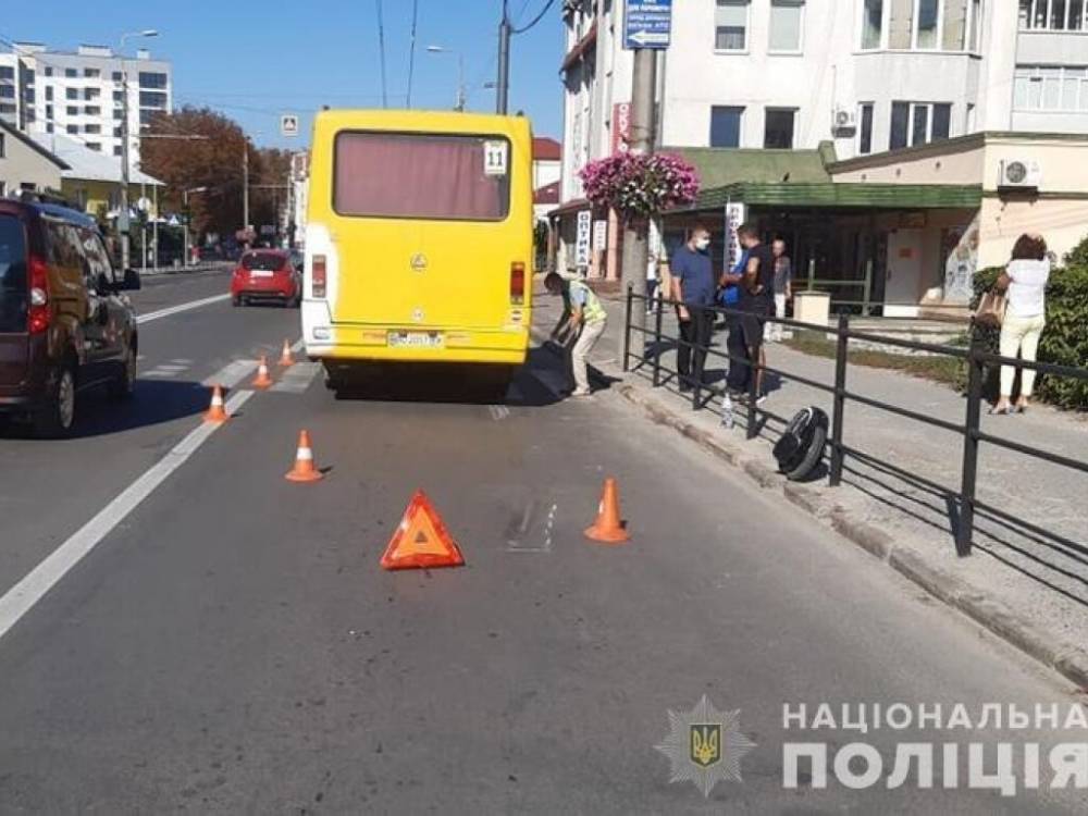 Мужчина погиб: в Тернополе маршрутка сбила ездока на моноколесе