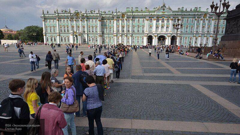 В музеях и парках Петербурга возобновляются групповые экскурсии