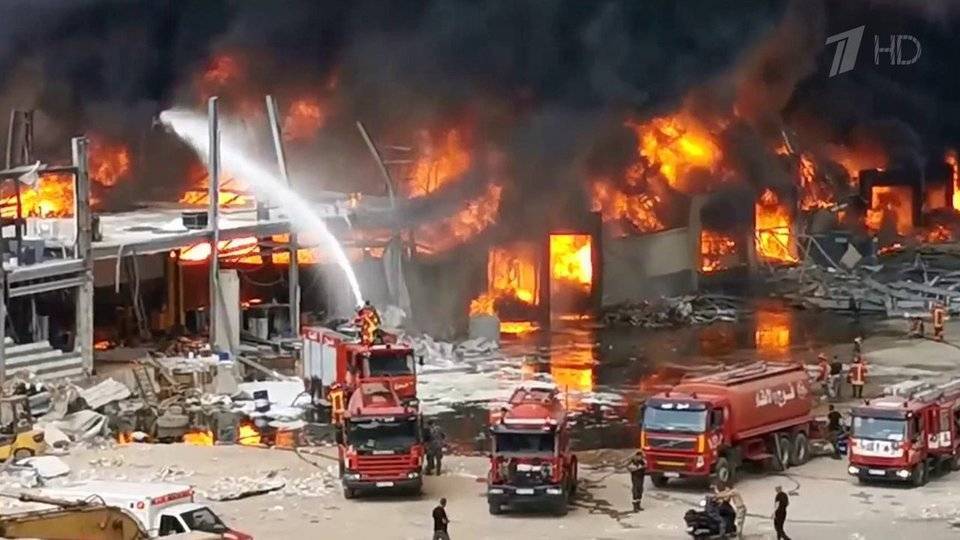 В Бейруте вновь горит порт, который месяц назад был почти полностью разрушен мощным взрывом