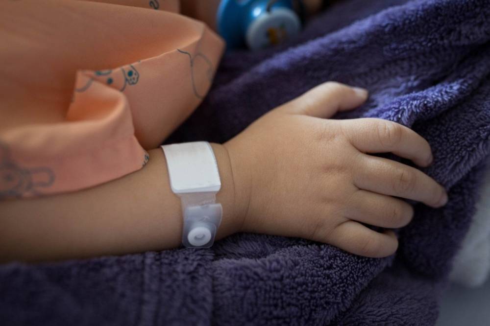 Во Львовской области двухлетняя девочка проглотила 36 магнитов: ребенка срочно прооперировали