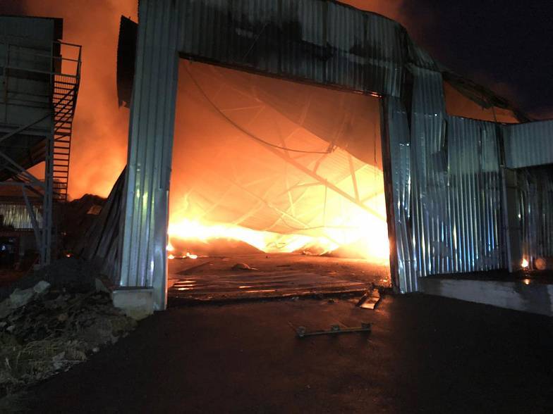 Пожар по повышенному рангу сложности: в Аксайском районе ночью загорелся склад с семечкой