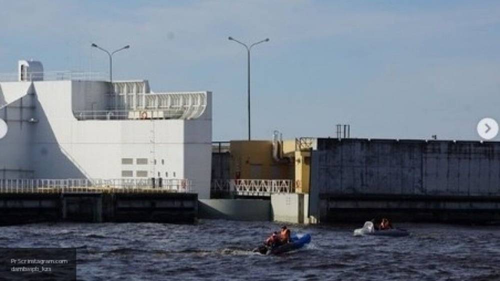 Петербургскую дамбу закрыли из-за урагана