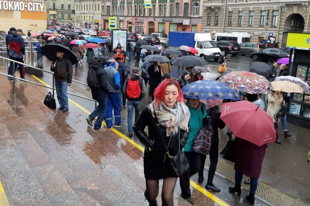 Спрос на дождевики в Петербурге вырос в два раза