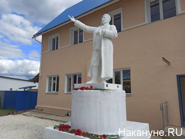 На Южном Урале собирают подписи за установку в центре города памятника Сталину, найденного в пруду