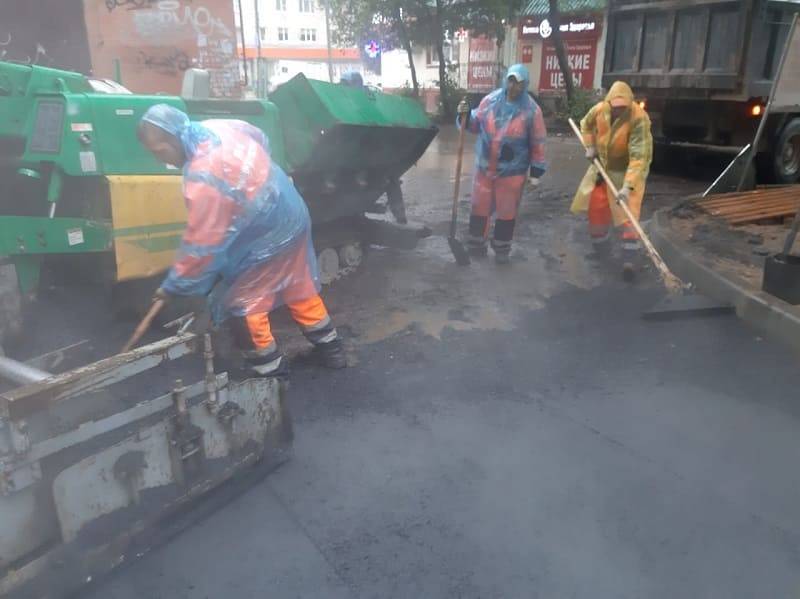 В Смоленске после вмешательства ОНФ перестали класть асфальт во время дождя