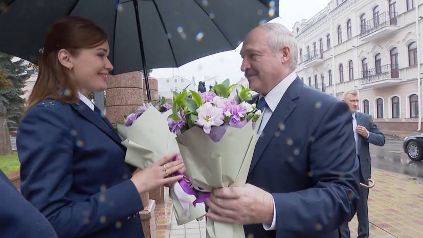 «Могу подарить»: Лукашенко презентовал свой зонт сотрудницам Генпрокуратуры