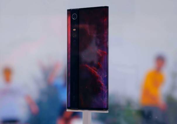 Huawei запатентовала смартфон-аналог Xiaomi Mi Mix Alpha с опоясывающим экраном