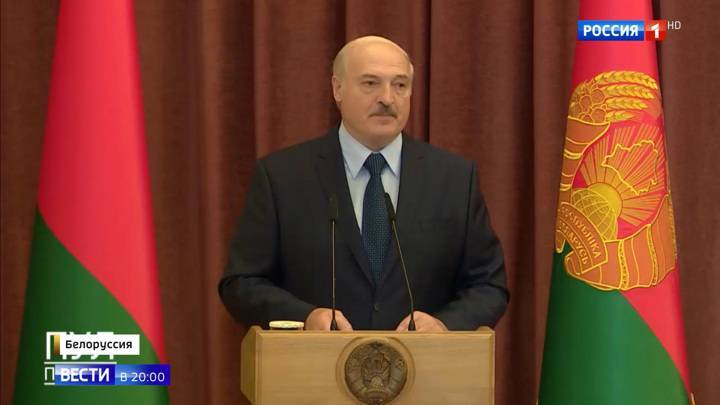 Запад обещает белорусам отмену виз, а Лукашенко напоминает о "горниле цветных революций"