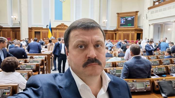 Санкции против украинского депутата Деркача одинаково выгодны и Трампу, и Байдену