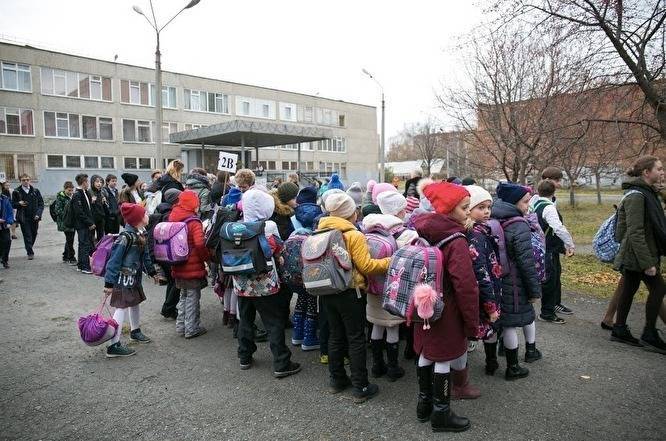 В Роспотребнадзоре заявили, что школы не вправе требовать от учеников ношения масок