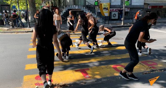 Девушки в черном, маски на асфальте – необычный перформанс в центре Еревана