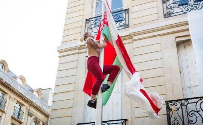 Активистки Femen атаковали посольство Белоруссии в Париже