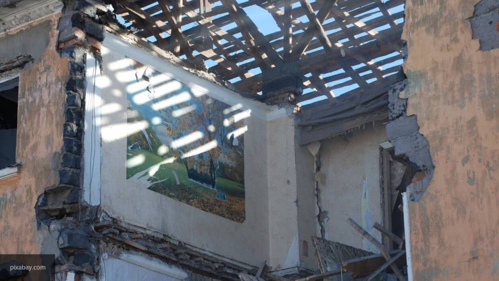Стена заброшенного дома обрушилась на дорогу в Казани