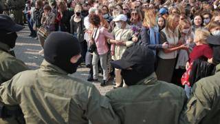 Протесты в Беларуси: десятки женщин задержаны на марше в Минске