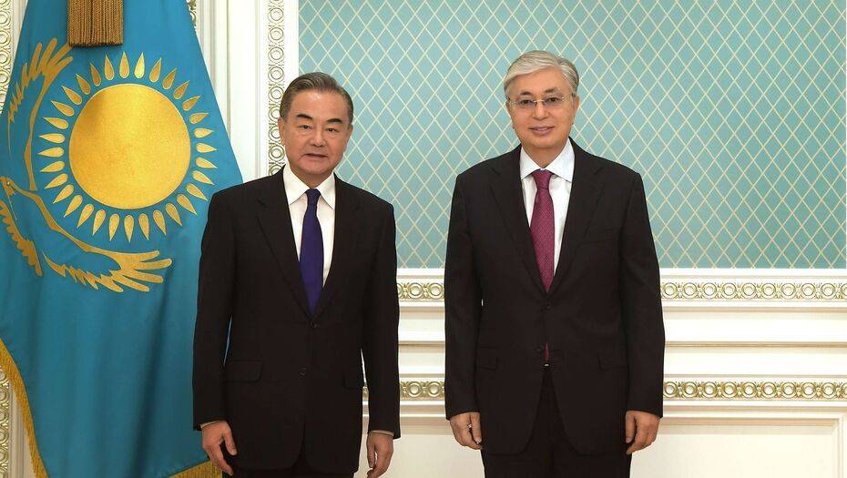 Токаев принял главу МИД Китая и пригласил Си Цзиньпина в Казахстан