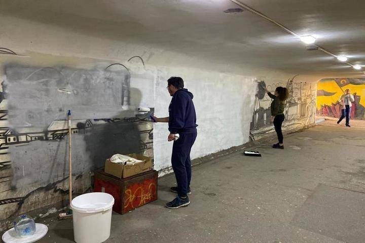 Городские власти Тулы закрасили граффити в подземном переходе
