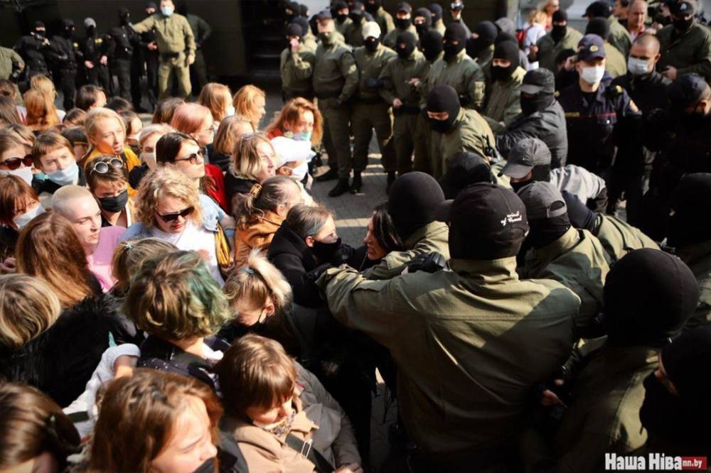 Тысячи белорусов вышли на улицы Минска против произвола силовиков