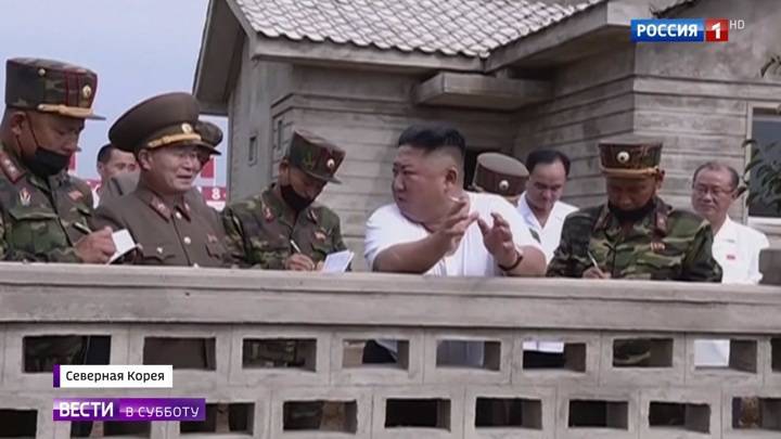 Ким Чен Ын во время инспекции снял пиджак и закурил