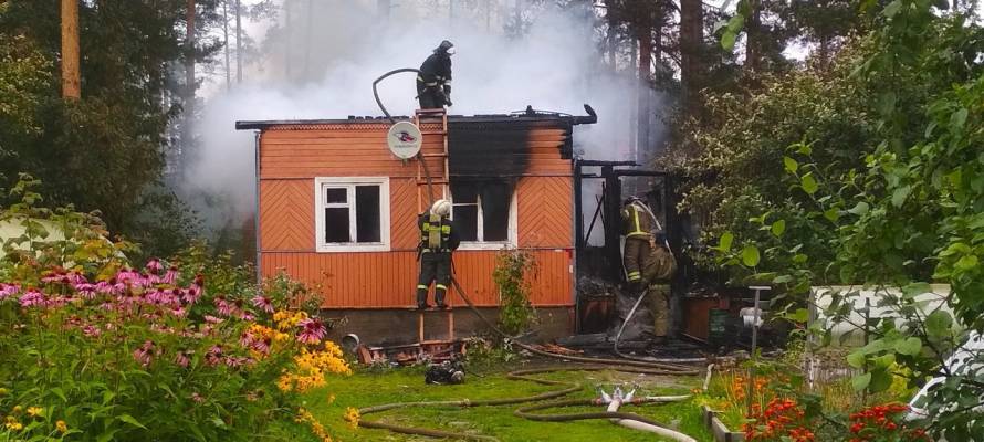 Одиннадцать пожарных тушили дачный дом под Петрозаводском (ФОТО)