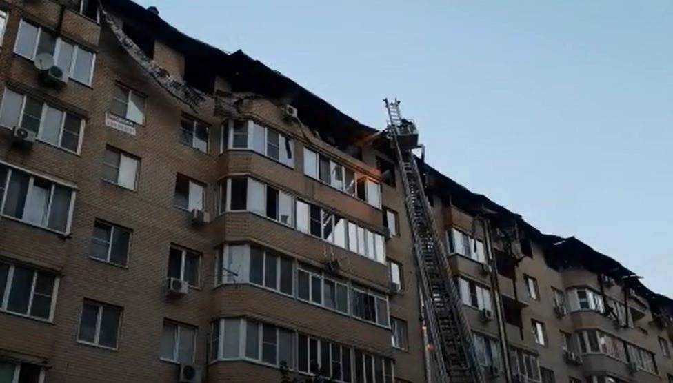 Причиной пожара в многоквартирном доме в Краснодаре мог стать свадебный салют