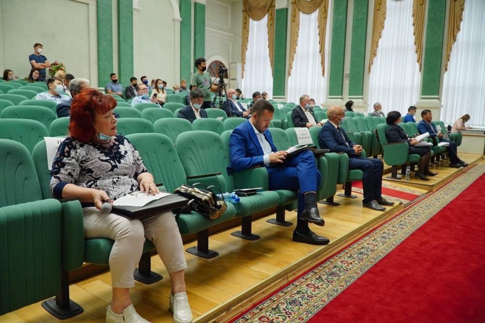 В Улан-Удэ депутаты наградили молодежь и обсудили важные вопросы