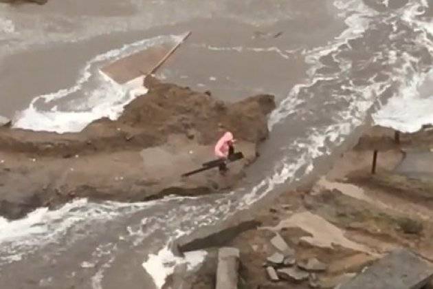 Женщина провалилась в поток воды в Читы при попытке сделать переправу после дождя