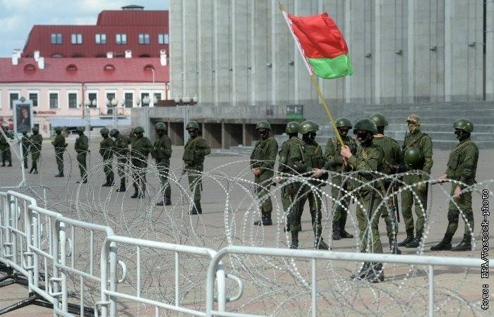 Военные и бронетехника снова стянуты в центр Минска