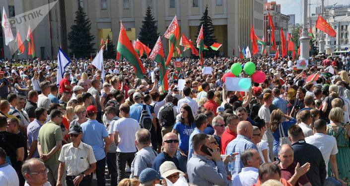 "Лукашенко, уходи!" Митингующие в Минске вплотную подошли к резиденции президента