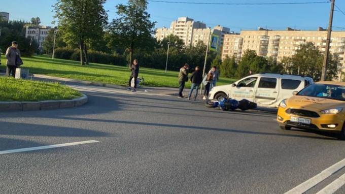 Мотоциклист попал под машину на улице Белы Куна