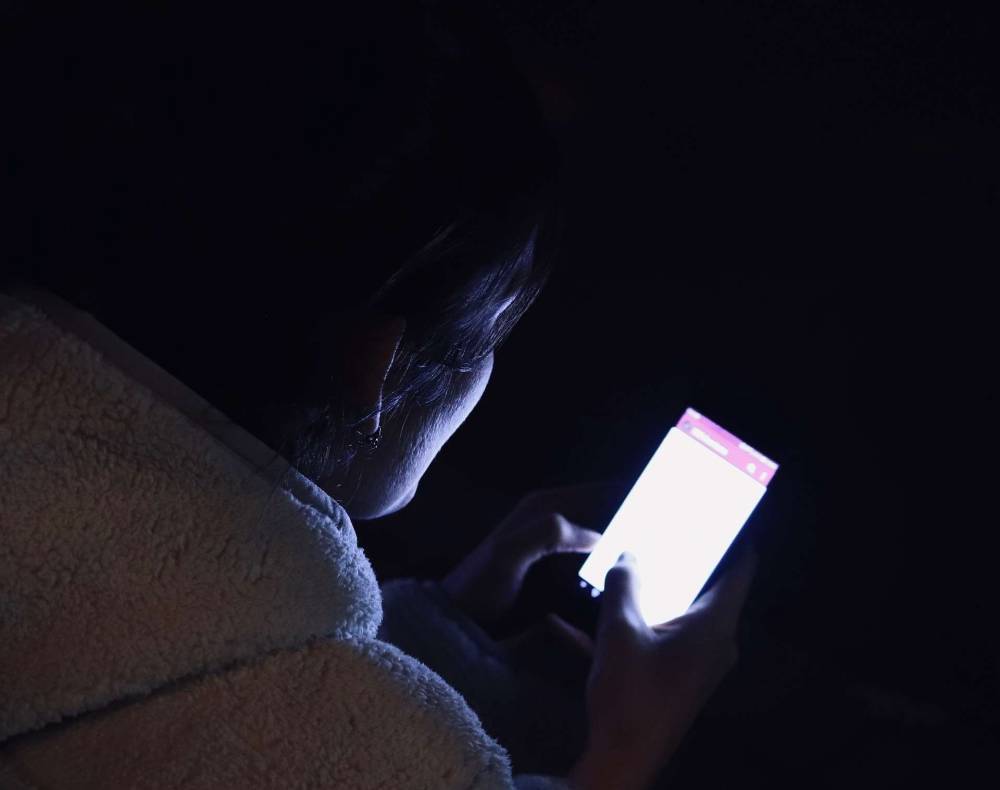 Эксперт предупредил, что голубой свет от экрана смартфонов опасен для кожи