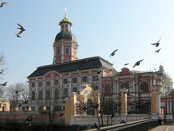 В Петербурге мужчина с ножом взобрался на крышу монастыря и угрожает покончить с собой